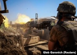 Український військовослужбовець стріляє з кулемета з позиції на передовій неподалік селища Нью-Йорк на Донеччині (архівне фото)