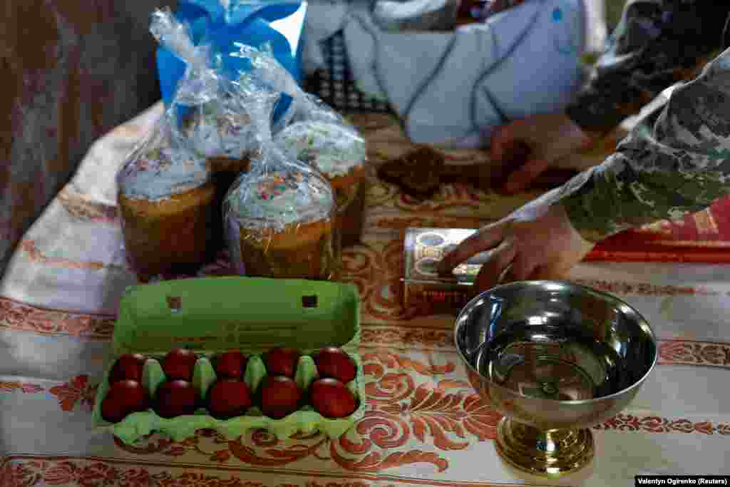 Військовий капелан Олександр Карапетян готується до великоднього богослужіння та освячення паски поблизу лінії фронту. Донецька область, 5 травня 2024 року