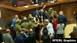 Անվտանգության աշխատակիցները դուրս են բերում Թագուհի Թովմասյանին և նրան միացած մյուս ընդդիմադիր պատգամավորներին։