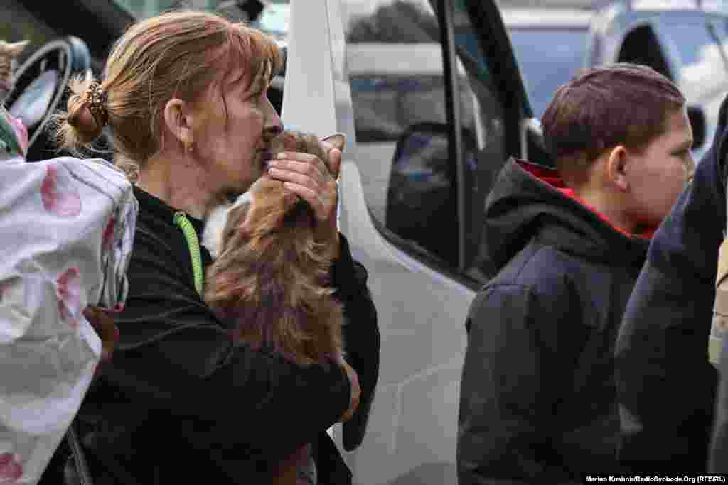 Жителі Вовчанська під час евакуації з міста. Харківська область, 12 травня 2024 року