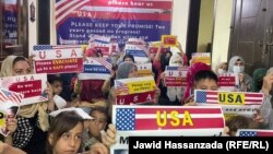 تعدادی از افغانهای که در پاکستان در انتظار رفتن به ایالات متحده اند