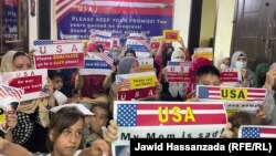 تعدادی از خانواده های افغان در اسلام آباد که منتظر طی مراحل اسناد پناهنده گی و انتقال به امریکا اند