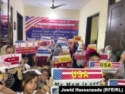 تعدادی از افغانهای که کیس های مهاجرتی دارند و در پاکستان منتظر انتقال به ایالات متحده هستند