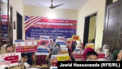 تعداد زیادی از مهاجرین افغان در پاکستان که کیس های مهاجرتی دارند منتظر انتقال به امریکا و کشور های اروپایی اند