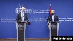 Госминистр Великобритании по делам Европы и Лео Докерти (слева) и министр иностранных дел Арарат Мирзоян, Ереван, 22 мая 2023 г.