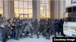 Астанада полиция нааразылык акциясын уюштуруп аткан мунайчыларды кармап кетүүдө.