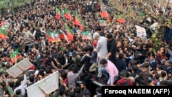 Имран Хандын колдоочулары аны сот отурумунан кийин тосуп алышты. Исламабад. 28-февраль, 2023-жыл