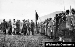 Командувач Народно-визвольної армії Югославії Йосип Тіто (посередині) оглядає новосформовану партизанську бригаду, 1942 рік