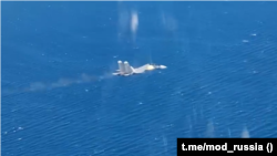 Український телеграм-канал AviVector вказує, що винищувач був знищений дружнім вогнем близько 3:00 ночі. Су-30СМ, за його даними, здійснив виліт з аеродрому в Тихорецьку в Краснодарському краї РФ (ілюстраційне фото)