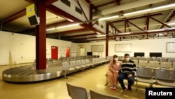 Центр розміщення біженців у Берліні, який створили у приміщенні колишнього аеропорту Тегель