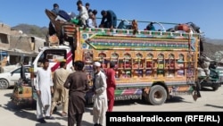 شماری از مهاجرین افغان که قصد برگشت از پاکستان به کشور شانرا دارند. عکس از آرشیف