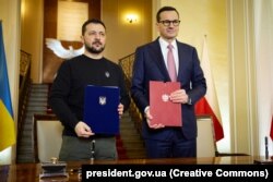 Президент України Володимир Зеленський і прем’єр-міністр Польщі Матеуш Моравецький підписали Лист про наміри співпраці з питань постачання оборонної техніки. Варшава, 5 квітня 2023 року