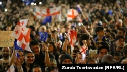 "Грузин кыялы" партиясы сунуштаган "чет элдик агент" тууралуу мыйзамына каршы чыккандар. 17-апрель, 2024-жыл.