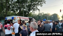 Շտապօգնությունն առաջին օգնություն է ցուցաբերում տուժածներին, Բաղրամյան-Դեմիրճյան խաչմերուկ, Երևան, հունիսի 12, 2024թ.