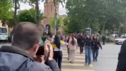 Ոստիկանները Սայաթ -Նովա- Աբովյան փողոցների խաչմերուկից բերման են ենթարկում ակցիայի մասնակիցներին