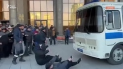 Протест жанаозенских нефтяников в Астане: власти провели силовое задержание  