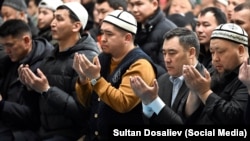 Кыргызстандын президенти Садыр Жапаров Бишкектеги Имам Сарахси атындагы Борбордук мечитте, 15-март, 2024-жыл