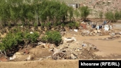 سیلاب‌ها زمین‌های زراعتی زیادی را از بین برده است.