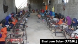 زنان مصروف کار در یک کارگاه نخ ریسی در هرات 