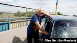 Чоловік біля пошкодженого автомобіля на місці російського ракетного удару в Покровську, Донецька область, 24 червня 2024 року