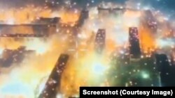 Бахмут палає від російського обстрілу забороненими фосфорними боєприпасами. Кадр із відео, опублікованого 5 травня 2023 року. Українська влада підтвердила порушення Росією під Бахмутом звичаїв війни через застосування проти ЗСУ ураження фосфором.