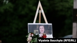 Партрэт памерлага ў няволі мастака Алеся Пушкіна на акцыі салідарнасьці ў Вільні. 2025