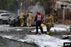 Ізраїльські пожежники і рятувальники працюють на місці ракетного обстрілу угрупованням ХАМАС південного ізраїльського міста Ашдод. 9 жовтня 2023 року