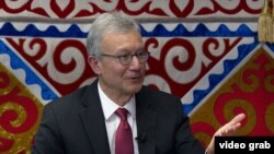 Посол США в Казахстане Дэниел Розенблюм во время интервью «Азаттыку» в Астане, 26 сентября 2023 года.