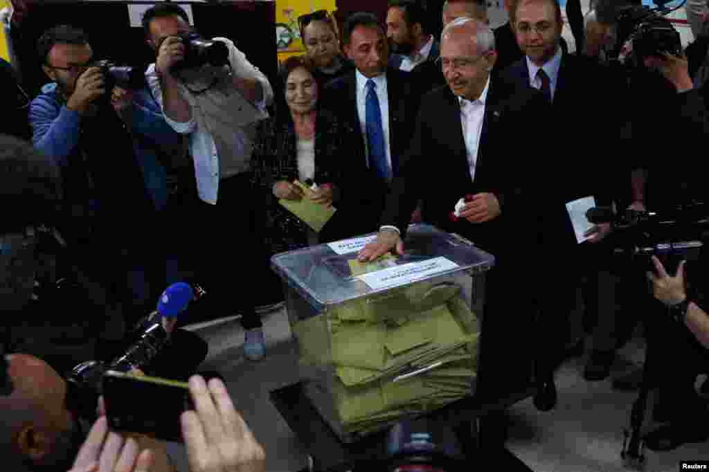 Оппозициячыл блоктун талапкери Кемал Кылычдароглу аялы Селви Кылычдароглу менен Анкара шаарында добуш берди.&nbsp;