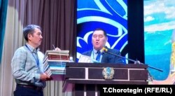 З.Кабулдинов китептерди тапшырууда. 14.6.2024.