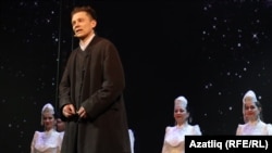 Тукай ролендә Камал театры артисты Эмиль Талипов