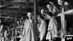 Нацисттик Бухенвалд концлагеринде кармалгандардын бир тобу.