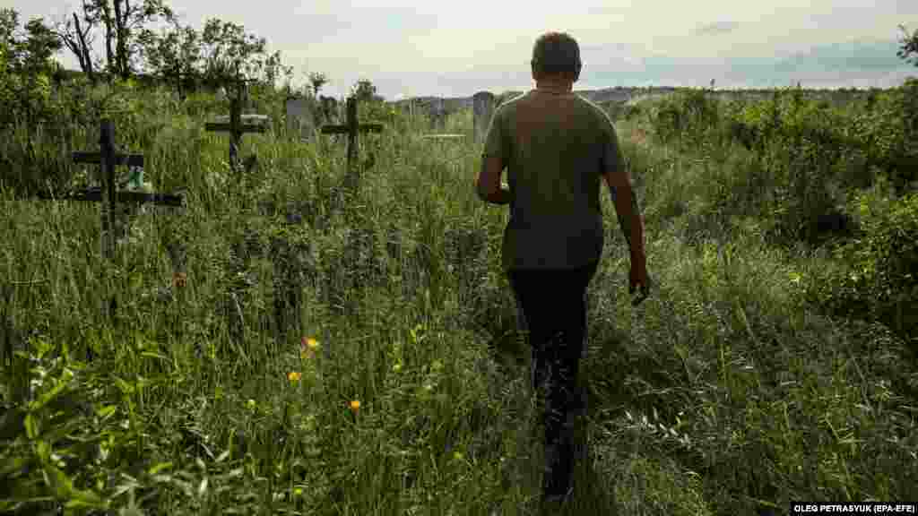 Брат Миколи Василь із дружиною Любов&rsquo;ю загинули від російських мінометних обстрілів 10 липня 2022 року. Через постійні обстріли села Микола, каже, був змушений поховати їх на своєму подвір&rsquo;ї &nbsp;