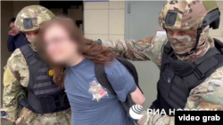 Сотрудники ФСБ задерживают подозреваемого по делу о госизмене, 13 июля 2023 г.