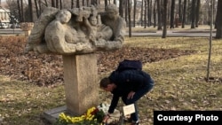 Бишкектин Эмен багында Украинадагы согушта курман болгондору эскерүү. 24-февраль, 2023-жыл. 