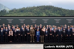 Саміт миру в Швейцарії 15 червня 2024 року. На «сімейному фото» за участі світових лідерів в центрі – президентка Швейцарії, президент Зеленський і Андрій Єрмак