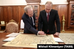 Президент Владимир Путин Конституциялык соттун төрагасы Валерий Зорькин менен Кремлде эски картаны талдашууда. 22.5.2023.