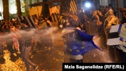 1 мая, разгон митинга у здания парламента