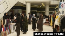 زنان و دختران در یک نمایشگاه صنایع در هرات