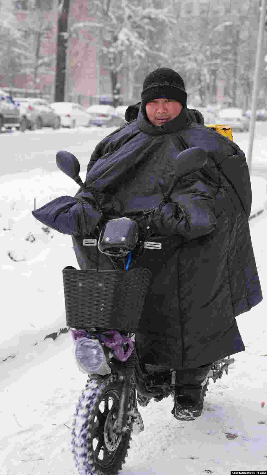 Курьер болуп иштеген жаран. Бишкек&nbsp;