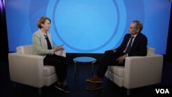 Віцепрезидент Міжнародної фінансової корпорації з Європи, Латинської Америки та Карибів Альфонсо Гарсія Мора (п) і кореспондентка Голосу Америки Оксана Бедратенко