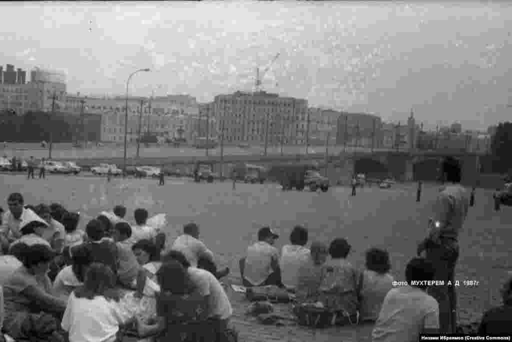 Протест чарасында катнашучылар