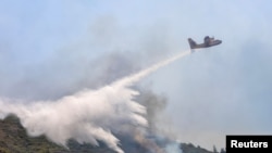 Учак менен өрт өчүрүү маалында тартылган сүрөт.