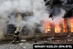Харків. Поженики гасять пожежу, що виникла внаслідок російського удару по місту. 22 березня 2024 року