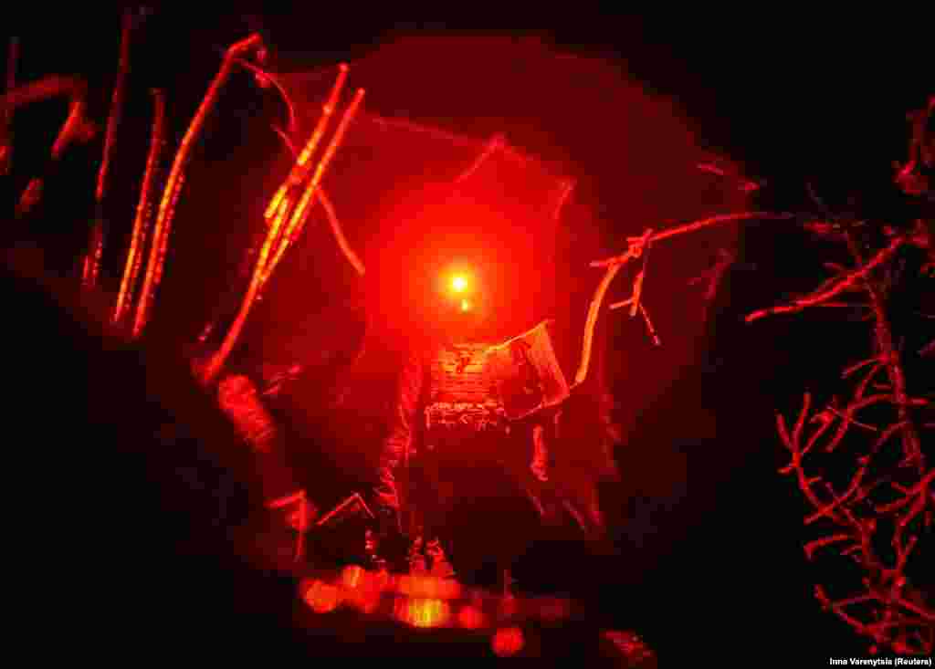 Украинские военные, которые под покровом ночи управляют дронами, используют специальные фонари, чтобы скрыть свои позиции. Беспилотники стали важным элементом в противостоянии Украины российским войскам. Дроны позволяют осуществлять разведку в режиме реального времени, а также могут сбрасывать взрывчатку на позиции противника