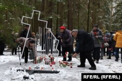 Открытие временного памятника репрессированным полякам на территории Левашовской пустоши, 30 октября 2023. В конце июня 2023 года монумент убрали. Власти Петербурга утверждают, что монумент убрали на реставрацию.