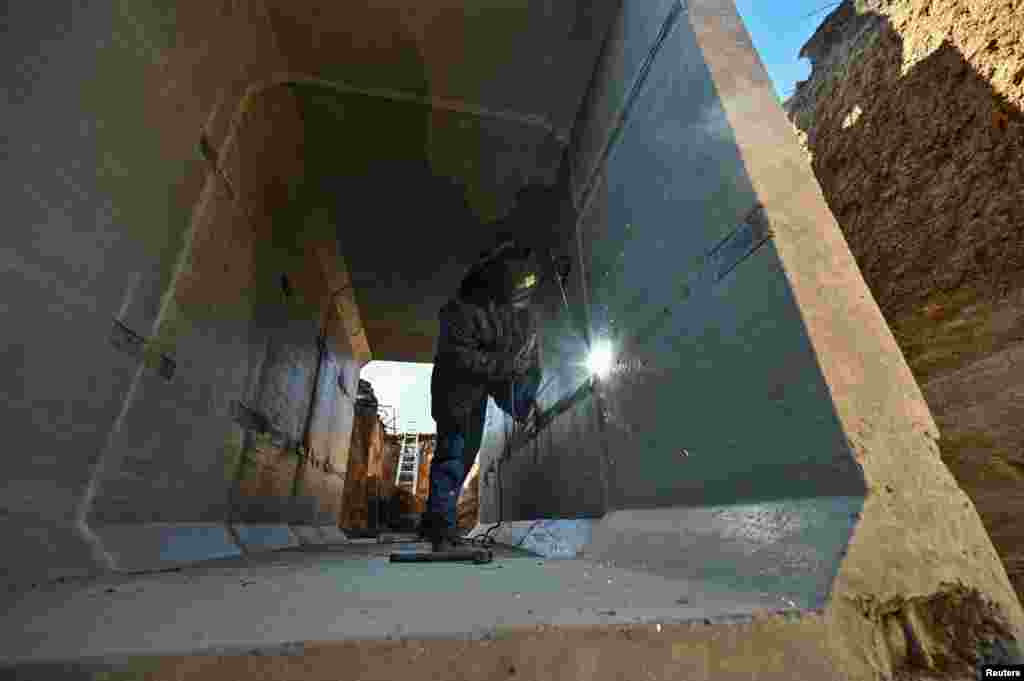 Рабочий выполняет сварочные работы внутри бетонного блиндажа. &laquo;Ситуация намного лучше, чем была в последние три месяца&raquo;, &mdash; сказал Зеленский &nbsp;