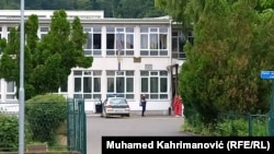 Лукавац шаарындагы атышуу болгон мектептин короосу. Босния жана Герцоговина. 14-июнь, 2023-жыл. 