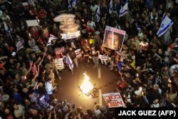 Жарым жылдан бери барымтада отурган жакындарынын сүрөттөрүн көтөргөндөр. Тел-Авив. 6-апрель, 2024-жыл