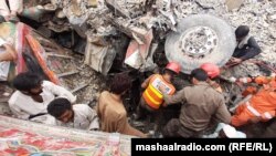 تصویر آرشیف: جریان عملیات برای نجات افراد گیر مانده در زیر آوار در تورخم 